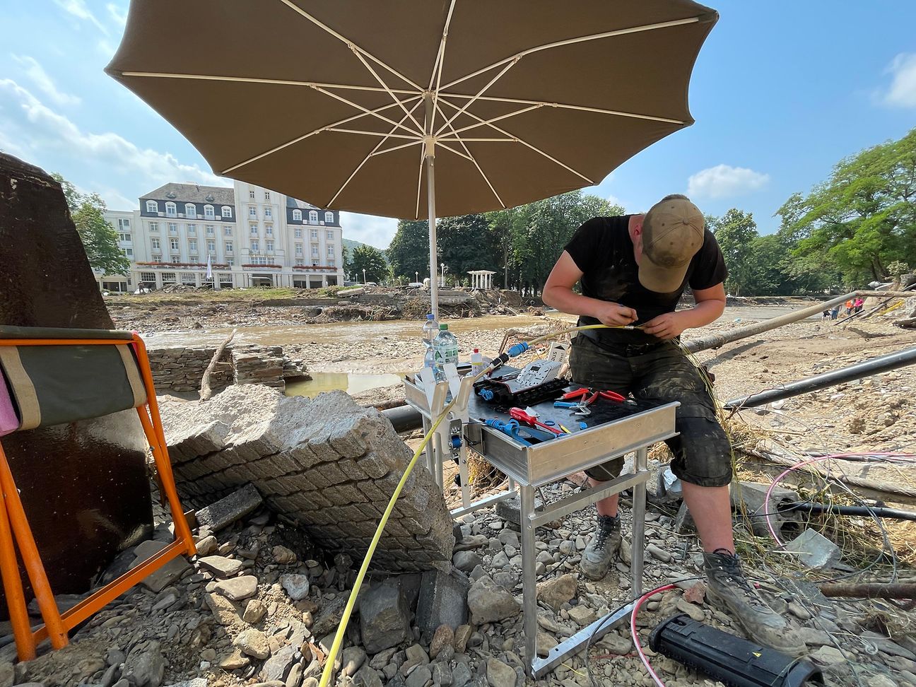 Telekom Techniker repariert zerstörte Kabel in Bad Neuenahr.