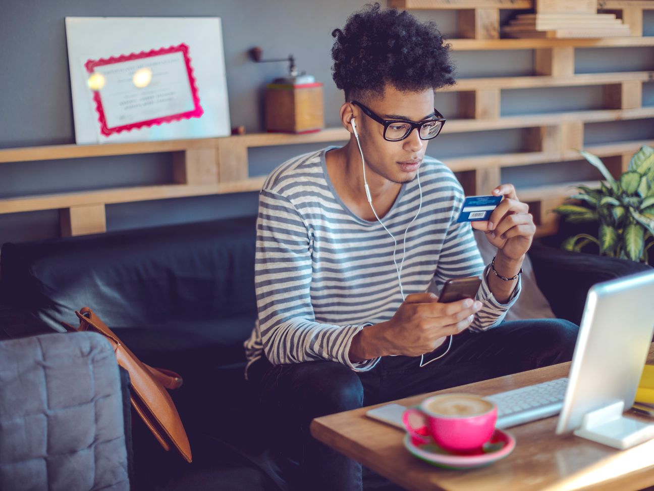 Junger Mann beim Online-Banking
