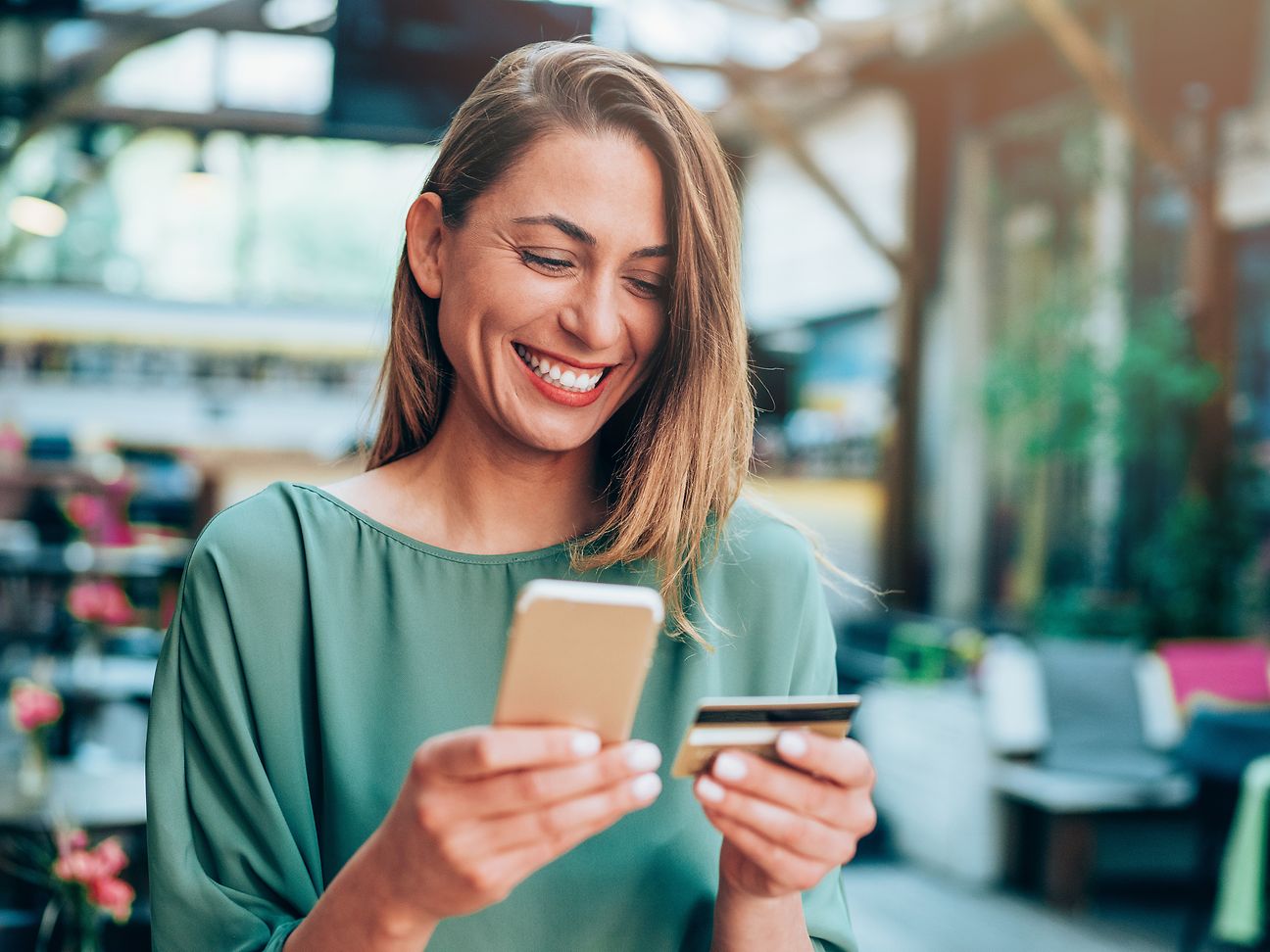 Junge frau beim Banking mit dem Smartphone