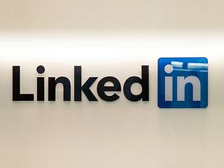 LinkedIn Logo an der Wand