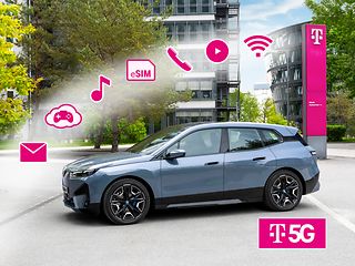 BMW iX steht vor Telekom-Gebäude in München. Umgeben von Icons, die die Funktionen des Fahrzeugs repräsentieren.