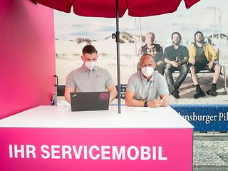 Zwei Telekom Beschäftigte am Servicemobil
