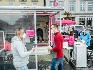 Das Servicemobil auf dem Marktplatz von Ribnitz-Damgarten