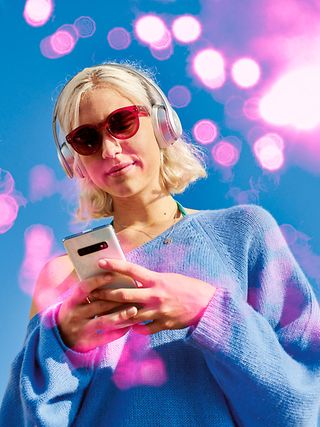 Eine Frau mit Sonnenbrille am Handy