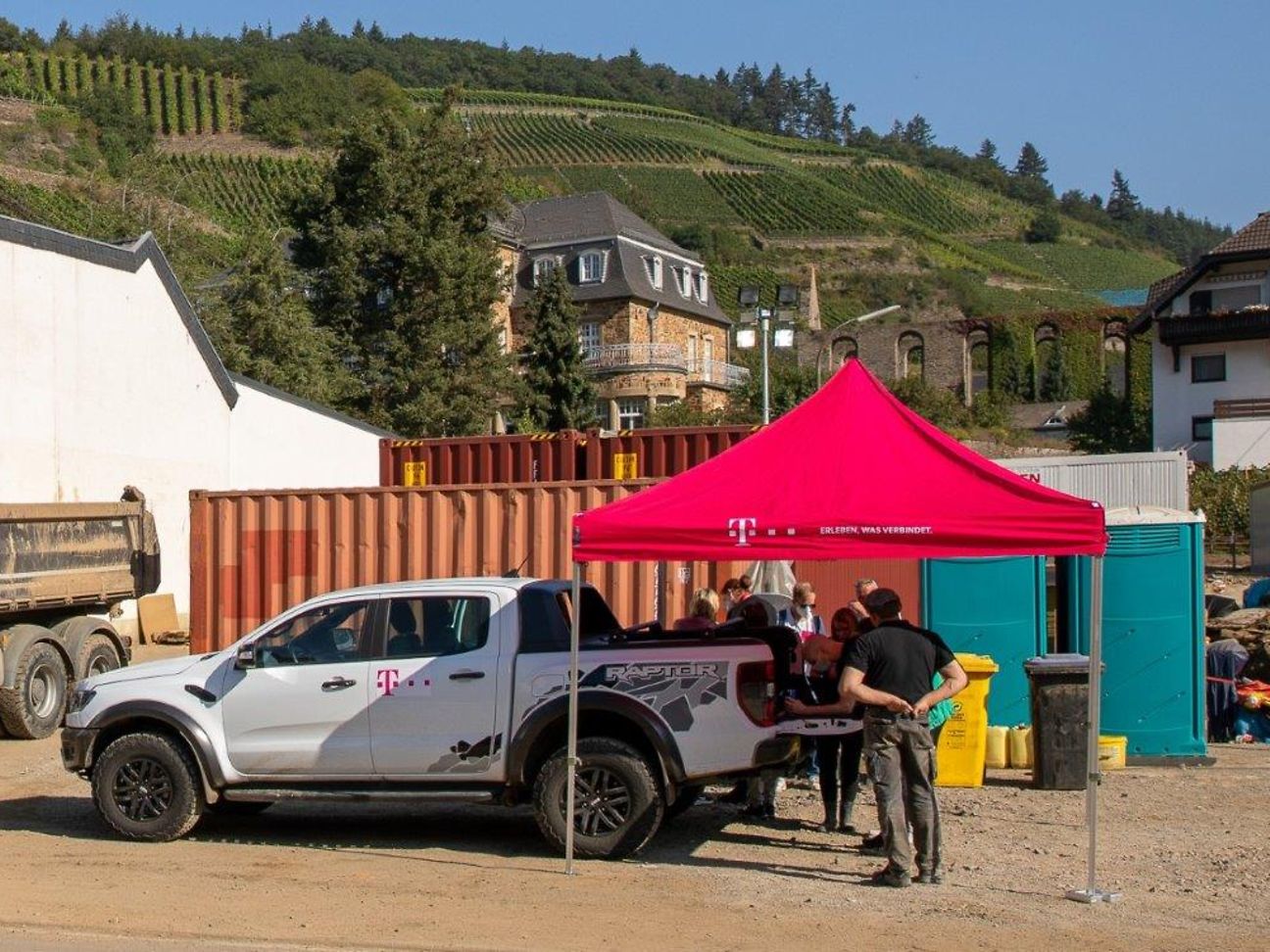 Erfahrene Mitarbeiter*innen nehmen an den Servicestationen die Anliegen von Kundinnen und Kunden entgegen.