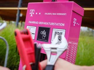 Die Radservicestationen sind in Magenta gehalten und fallen somit direkt ins Auge.