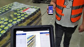 Im Warenlager wird der Empfang der Ware per Tablet und Handy bestätigt.