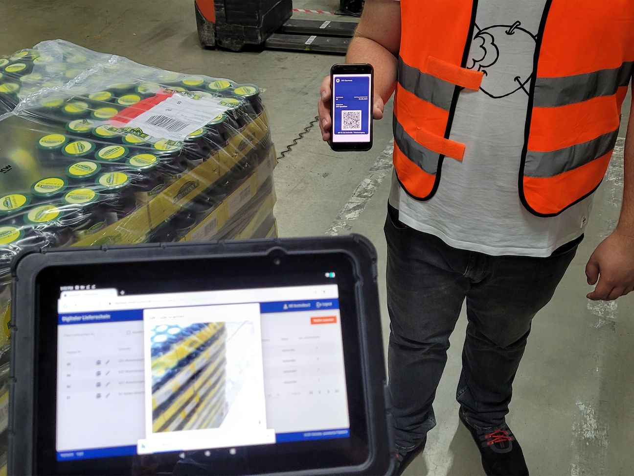 Im Warenlager wird der Empfang der Ware per Tablet und Handy bestätigt.
