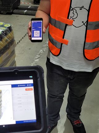 Im Warenlager wird der Empfang der Ware per Tablet und Handy bestätigt.