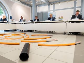 In der Mitte des Gemeindesaales sind für die Pressekonferenz diverse Stücke Speedpipe mit Glasfaser ausgelegt.