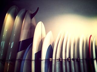 Mehrere Surfboards nebeneinander aufgereiht
