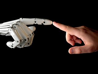 Ein menschlicher und ein Roboterfinger berühren sich