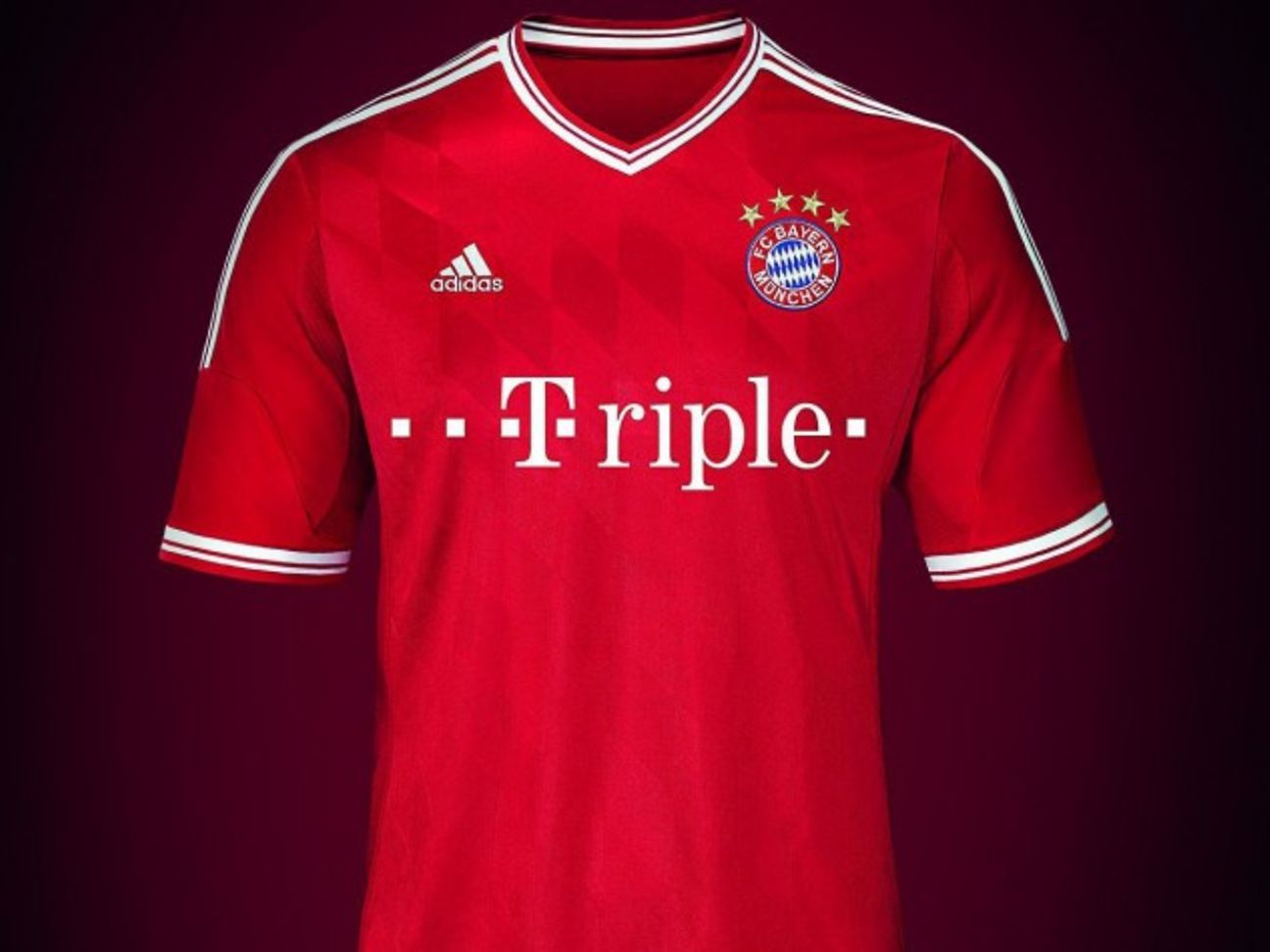 Trikot des FC Bayern Münchens mit der Aufschrift Triple im Telekom-Stil
