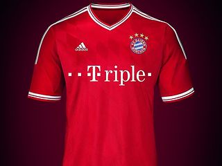 Trikot des FC Bayern Münchens mit der Aufschrift Triple im Telekom-Stil