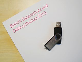 Datenschutzbericht 2010 mit einem USB-Stick
