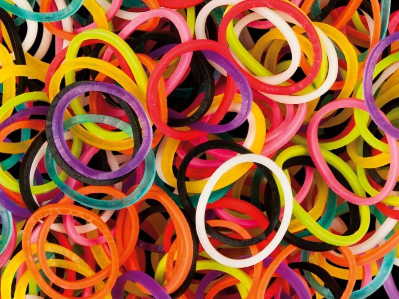Viele bunte Gummis übereinander