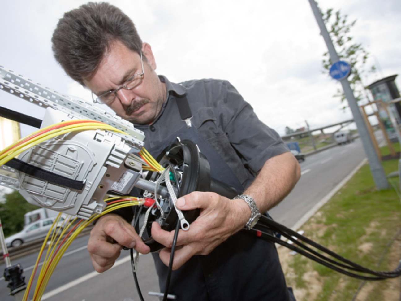 Ein Techniker arbeitet an einem Kabel