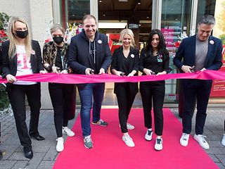 Große Wiederöffnung des Kölner Flagship-Stores, u. a. mit Bijan Esfahani, Leiter Telekom Shops (2. V. r.)