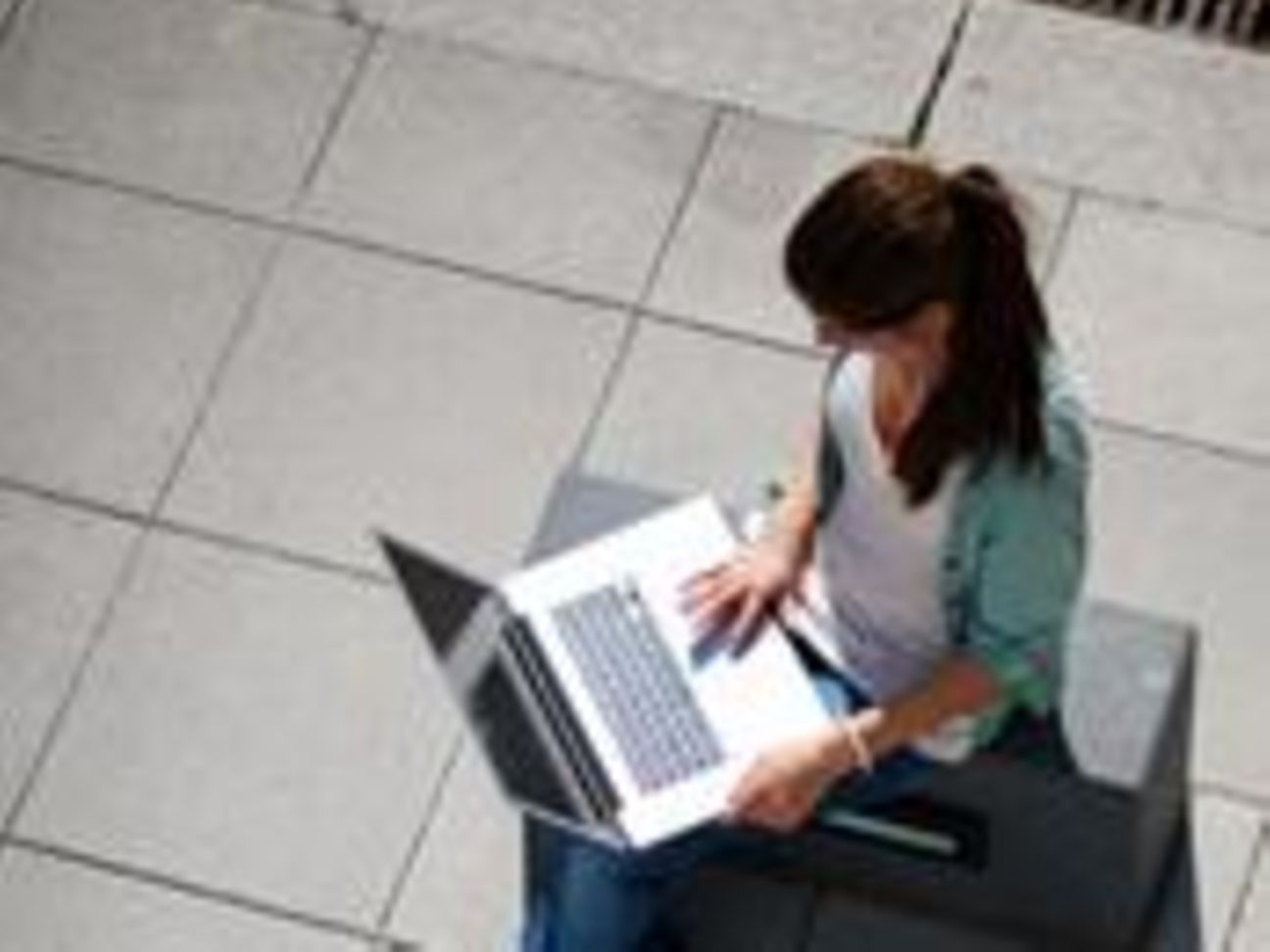 Eine Frau arbeitet an einem Laptop.