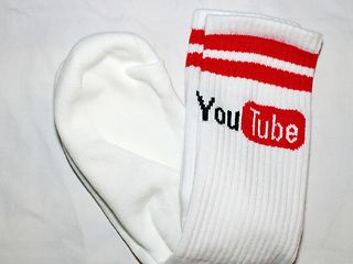 Socken mit dem YouTube-Logo.