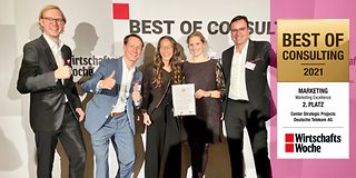 Telekom Strategy Consulting Kolleg*innen präsentieren eine Auszeichnung „Best of Consulting 2021“ der Wirtschaftswoche. 