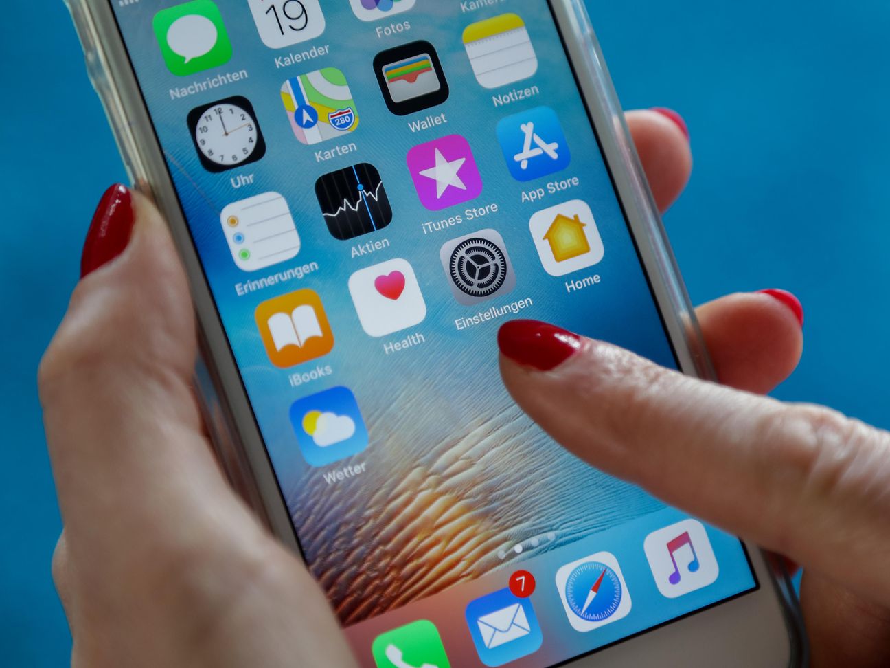 Frau tippt auf Smartphone