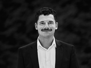 Schwarz-weiß Portrait von unserem Kollegen Theo Bietz.