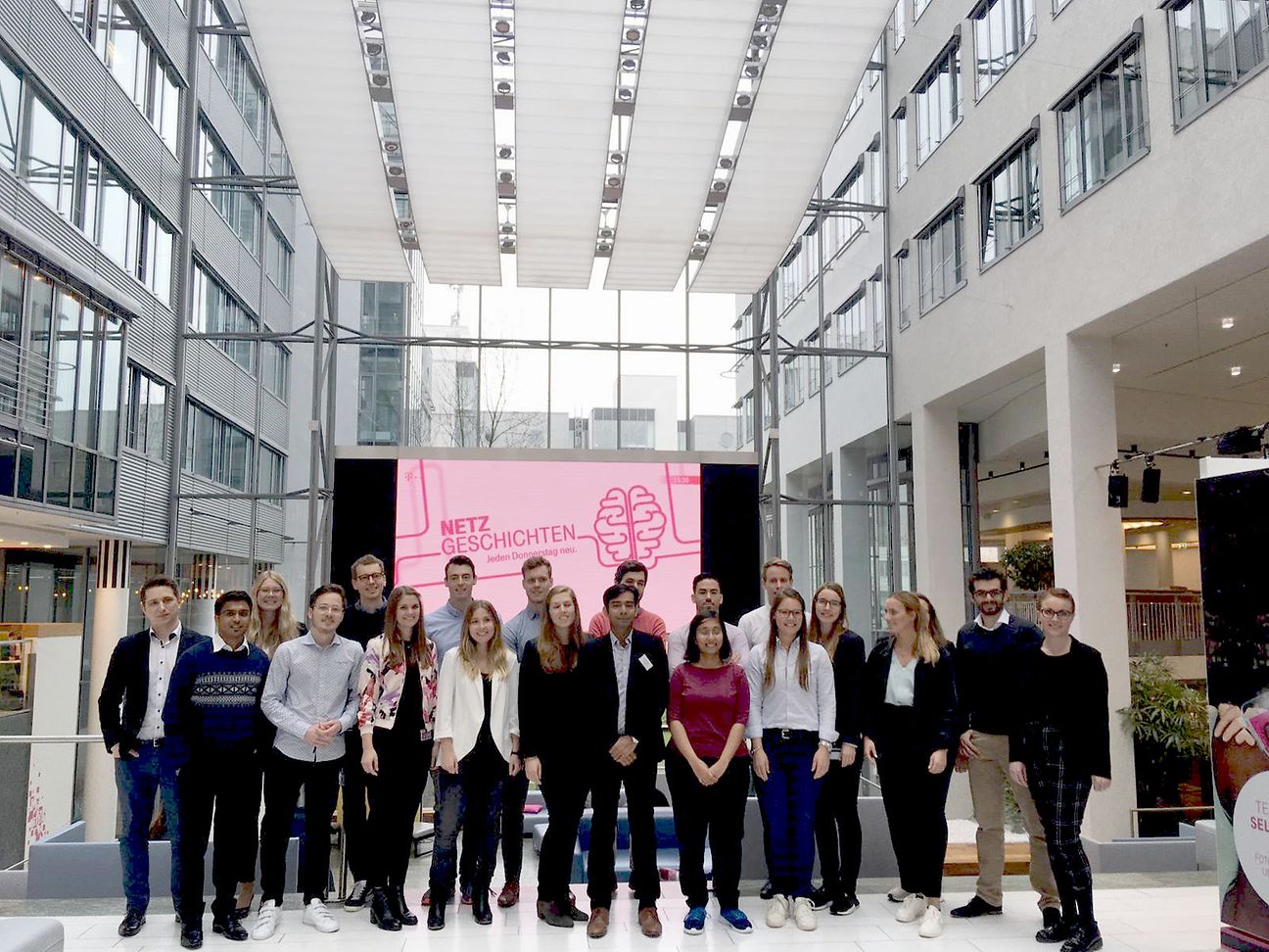 Gruppenbild im Foyer der Telekom-Zentrale