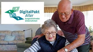 Eine ältere Dame und Herr mit Tablet, Preis-Logo der BAGSO für die Auszeichnung des Digital Home Service. 