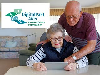 Eine ältere Dame und Herr mit Tablet, Preis-Logo der BAGSO für die Auszeichnung des Digital Home Service. 