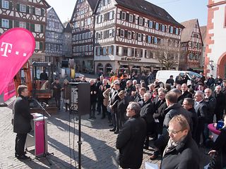 Der Landrat spricht vor einem Publikum in Mosbach Obrigheim.