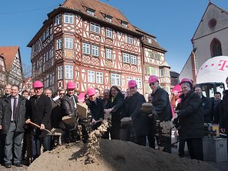 Politiker und Telekom-Vertreter setzen den ersten Spatenstich.