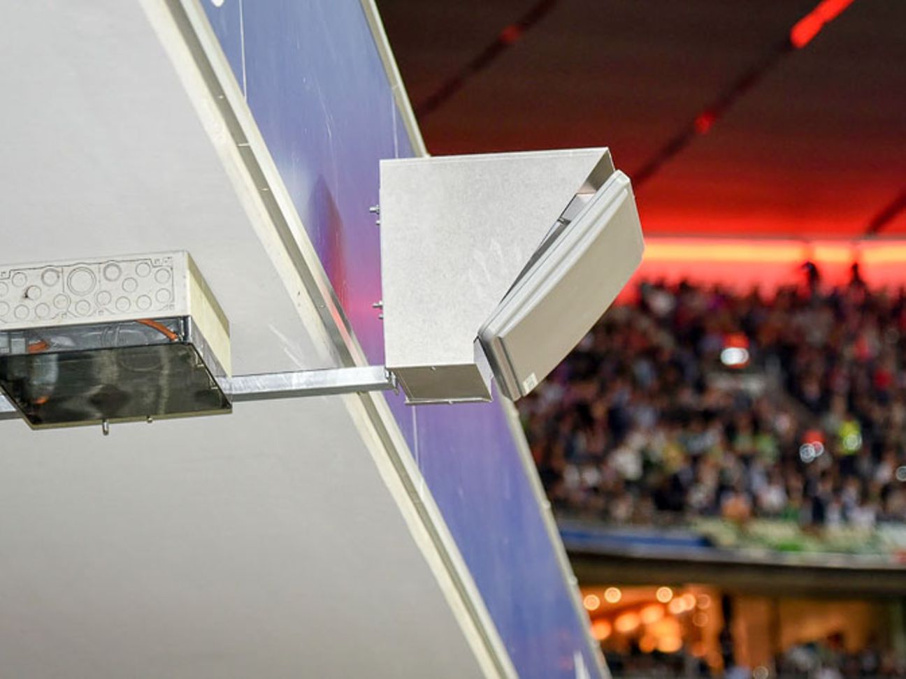 Einer der 940 Access Points in der Allianz Arena.