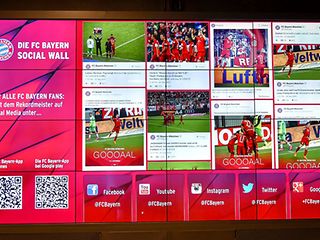 Der Bildschirm der FC Bayern Social Wall.