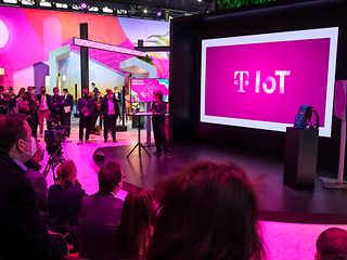 Schriftzug T IoT auf dem Bildschirm am Telekom-Stand