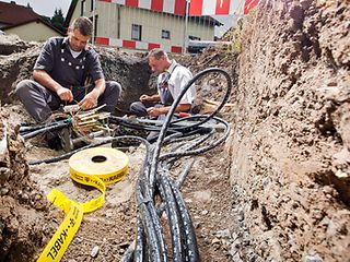 Arbeiter im Kabelschacht.