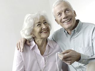 Zwei Senioren mit dem Hausnotruf-Taster.