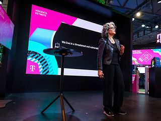 Claudia Nemat auf der Bühne des Telekom-Standes