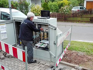 Ein Techniker arbeitet am Ausbau in Odenwald-Obrigheim.