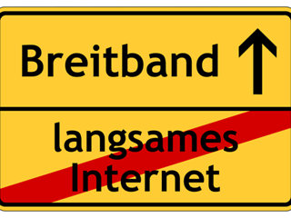 Ortsschild, auf dem langsames Internet durchgestrichen ist und Richtung Breitband weist.