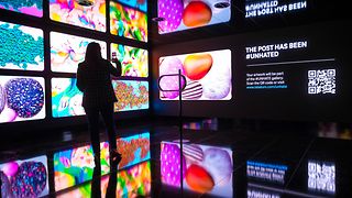 Artificial intelligence transforms hate comments from the web into something beautiful: Live experience at the MWC. 