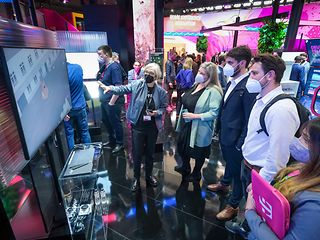 Besucher*innen am Telekom-Stand.