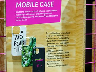 Exponat auf dem Telekom-Stand mit recycelten Handyhüllen.
