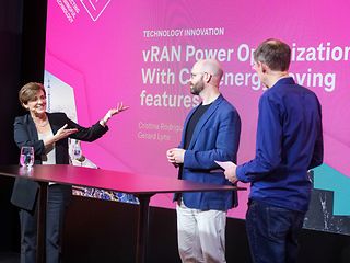 Bühne des Telekom-Standes. Gerard Lyne, Petr Ledl, Cristina Rodriguez von Intel.