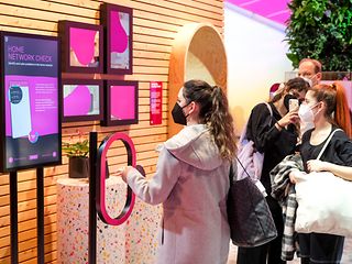 Besucher*innen am Exponat Heimnetzwerk-Check 