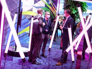 Besucher*innen am Exponat “Business Innovation & Trust”