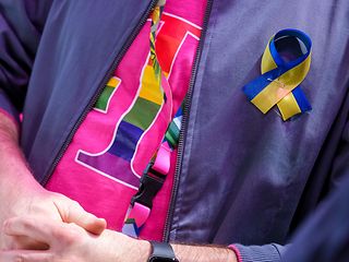 Detailaufnahme: Ukraine-Solidarität-Schleife.