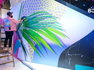 Der spanische Künstler Antonyo Marest sprayt Live ein Kunstwerk auf dem Telekom-Stand.