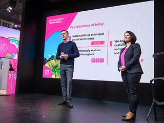 Michael Hagspihl und seine Kollegin Melanie Kubin-Hardewig sprechen über Nachhaltigkeit auf der Telekom-Bühne.