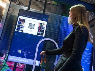 Besucherin probiert Technologie Exponat aus.